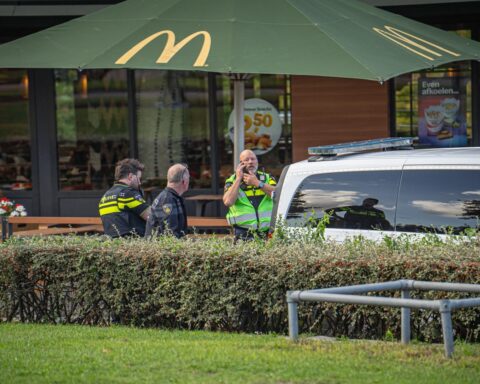 Politie Rotterdam schiet en dodelijk verwondt 15-jarige jongen na fatbike-roof bij McDonald's