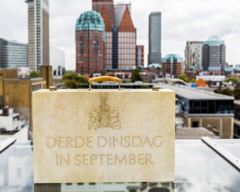 Politieke leiders in Nederland reageren fel op toespraak koning tijdens Prinsjesdag, bekritiseren demissionair kabinet