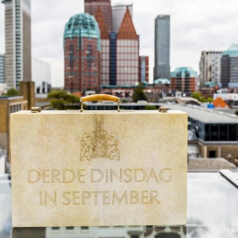 Politieke leiders in Nederland reageren fel op toespraak koning tijdens Prinsjesdag, bekritiseren demissionair kabinet