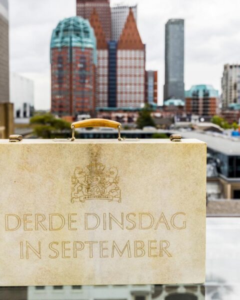 Politieke leiders in Nederland reageren fel op toespraak koning tijdens Prinsjesdag, bekritiseren demissionair kabinet
