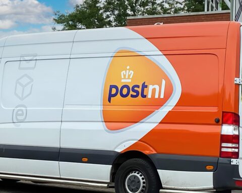 PostNL планирует открыть 3,600 автоматов для посылок и улучшить методы доставки к 2028 году