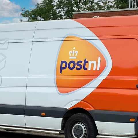 PostNL планирует открыть 3,600 автоматов для посылок и улучшить методы доставки к 2028 году