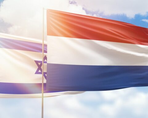 Pro-Palestijnse demonstranten blokkeren stadion in Rotterdam voor honkbalwedstrijd Israël - Frankrijk