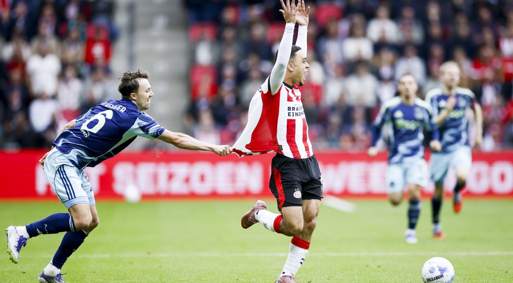 PSV en Ajax eindigen in vermakelijk 2-2 gelijkspel in Eindhoven