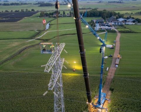 Reparatie van hoogspanningsmast in Franeker zal nog maanden duren