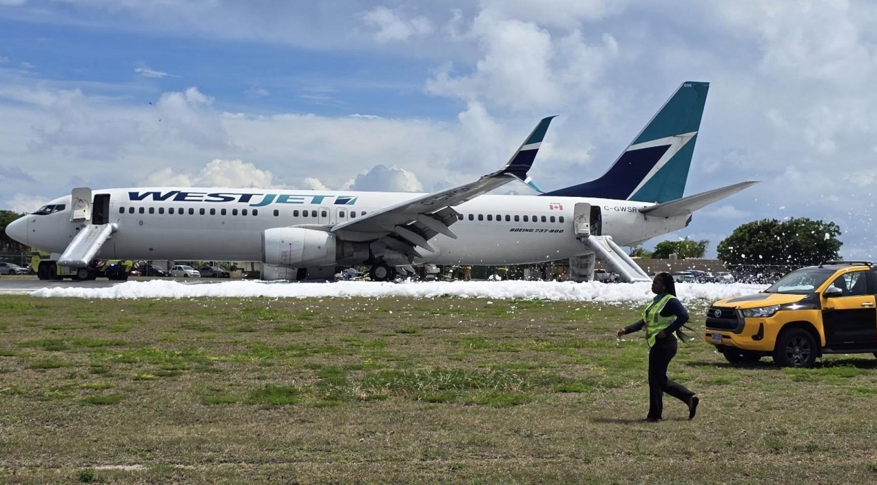 Sint Maarten: enige landingsbaan gesloten после жесткой посадки самолета из Канады