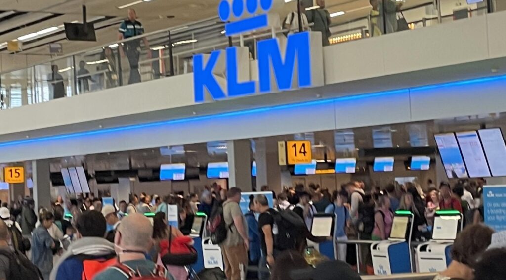 Staking van KLM-grondpersoneel leidt tot annulering van 100 vluchten, duizenden herboekt