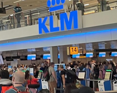 Staking van KLM-grondpersoneel leidt tot annulering van 100 vluchten, duizenden herboekt
