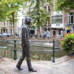 Standbeeld van cabaretier Paul van Vliet onthuld in Den Haag