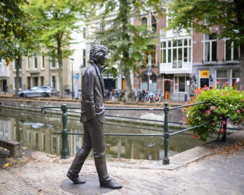 Standbeeld van cabaretier Paul van Vliet onthuld in Den Haag
