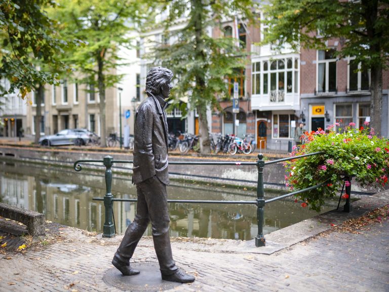 Standbeeld van cabaretier Paul van Vliet onthuld in Den Haag