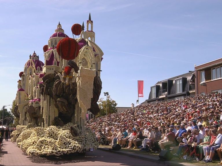 Tienduizenden bezoekers genieten van zonovergoten bloemencorso in Zundert