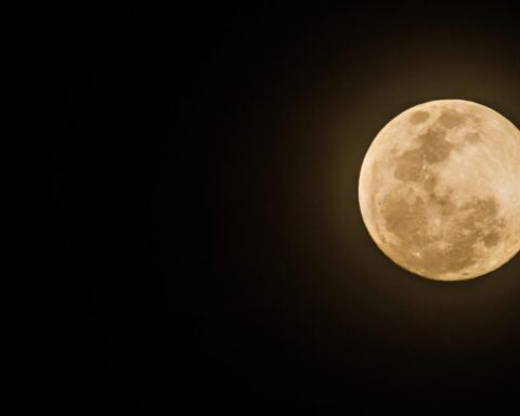 Totale maansverduistering in Nederlandse lucht te zien op zondagavond