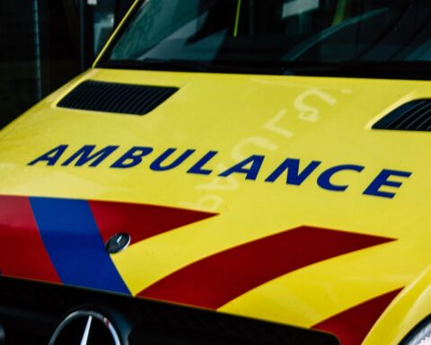Twee kinderen vastgeklemd tussen bus en lantaarnpaal na ongeluk in attractiepark in Den Haag