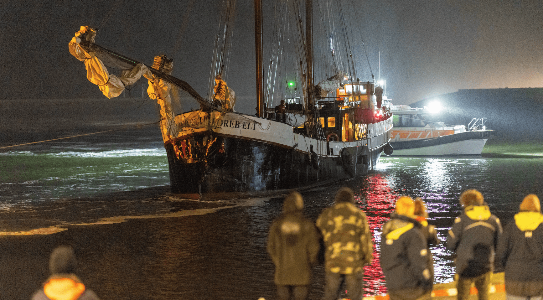 Vaarcharter botst met vrachtschip voor de kust van Harlingen; vijf schoolkinderen gewond