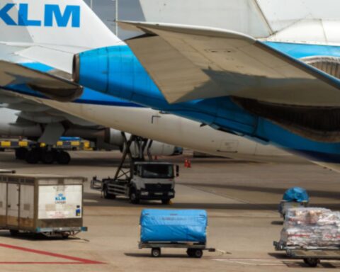 Vakbondstaking KLM-grondpersoneel op Schiphol leidt tot annulering van 100 vluchten