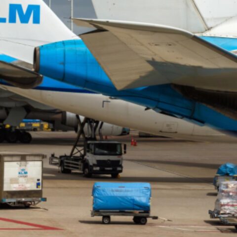 Vakbondstaking KLM-grondpersoneel op Schiphol leidt tot annulering van 100 vluchten