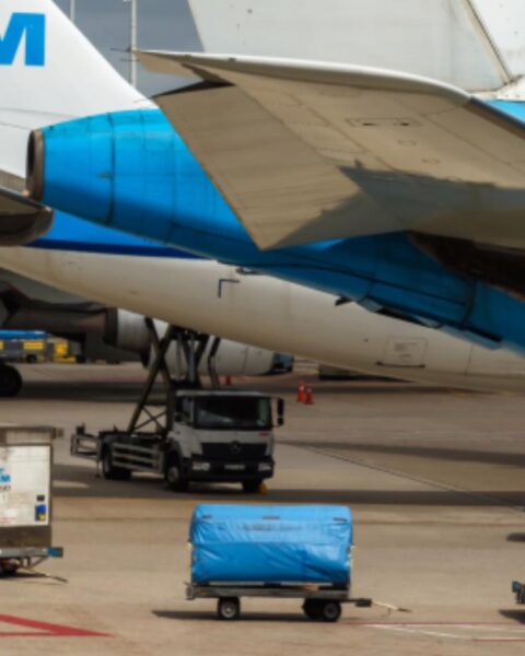 Vakbondstaking KLM-grondpersoneel op Schiphol leidt tot annulering van 100 vluchten