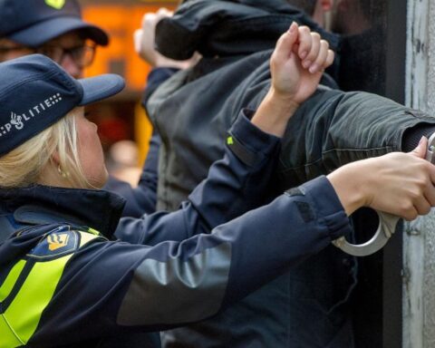 Vechtpartij met 40 betrokkenen in restaurant in Den Haag; agent gewond, drie arrestaties