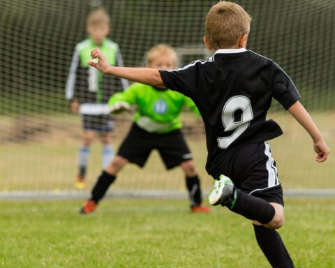 Verbod op koppen voor kinderen in het voetbal, verplichte helmen voor schaatsen: Sportraad