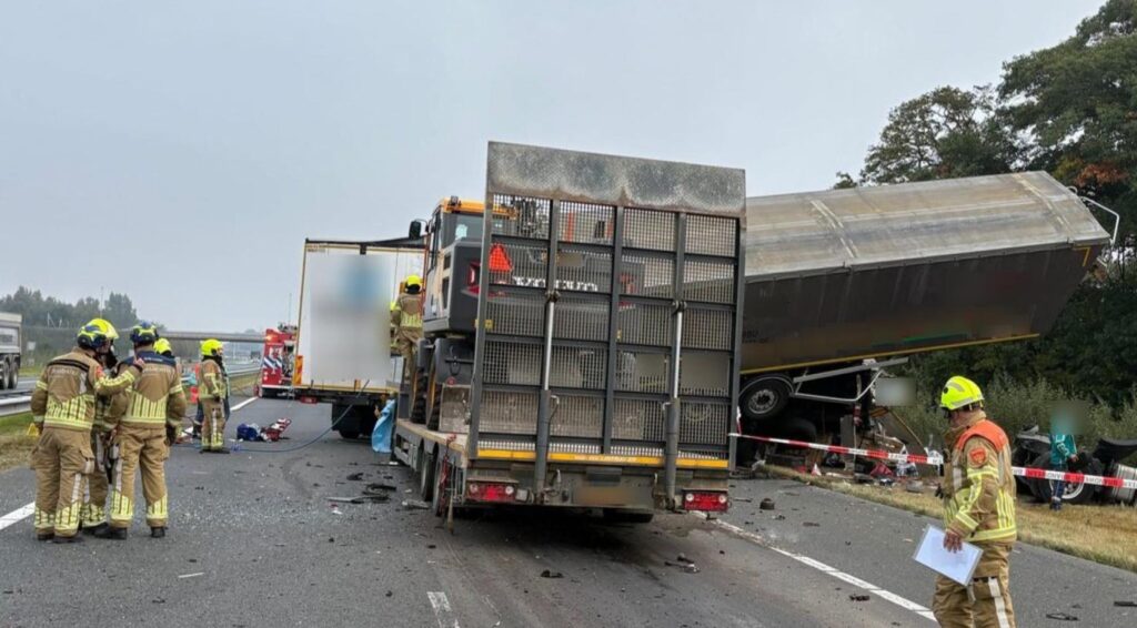 Vier vrachtwagens botsen op A73; één dode, één met traumahelikopter naar ziekenhuis vervoerd