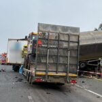 Vier vrachtwagens botsen op A73; één dode, één met traumahelikopter naar ziekenhuis vervoerd