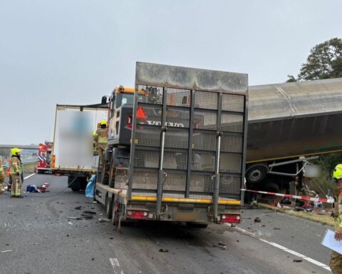 Vier vrachtwagens botsen op A73; één dode, één met traumahelikopter naar ziekenhuis vervoerd