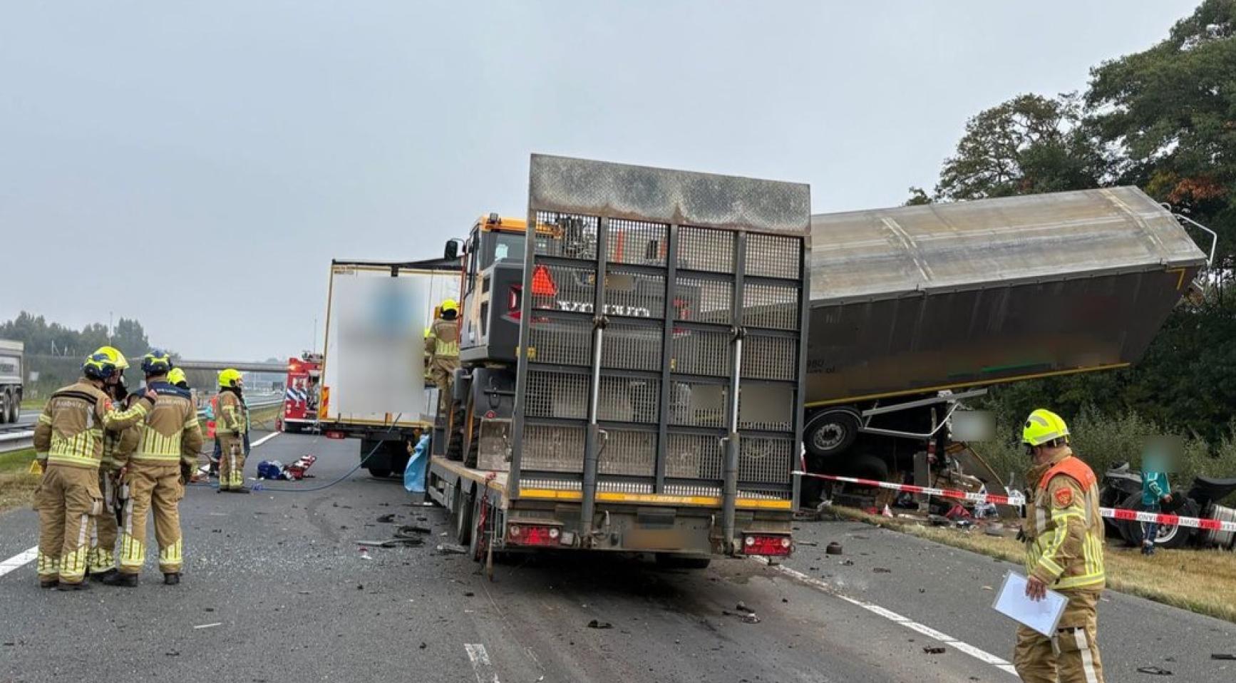 Vier vrachtwagens botsen op A73; één dode, één met traumahelikopter naar ziekenhuis vervoerd