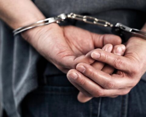 Vrouw gestoken in bushokje in Vlissingen; politie arresteert verdachte