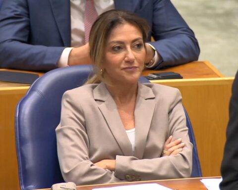 VVD теряет поддержку в опросах, теперь сопоставим с D66 и JA21