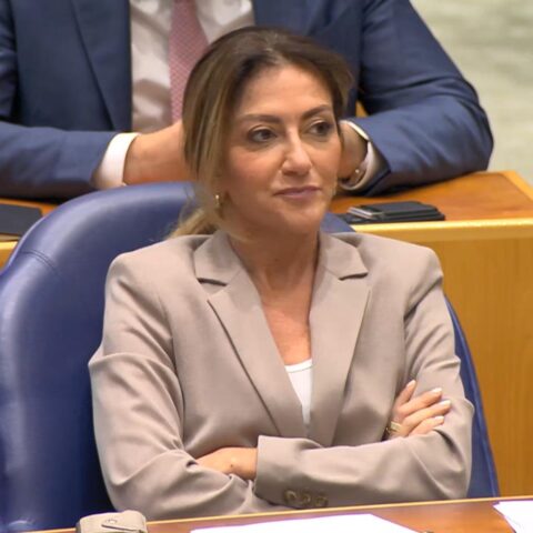 VVD теряет поддержку в опросах, теперь сопоставим с D66 и JA21