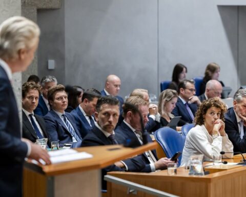 Wilders onder vuur om migratiebeleid, partijen bekritiseren zijn daadkracht