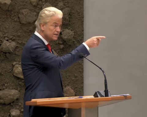 Wilders roept om asiel; Timmermans: partijen gebruiken begrotingsdebat voor campagne