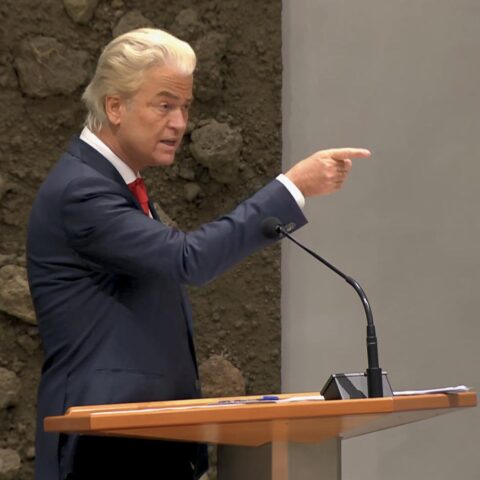 Wilders roept om asiel; Timmermans: partijen gebruiken begrotingsdebat voor campagne