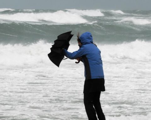 Winderige en natte dagen in Nederland; code geel voor sterke wind langs de kust