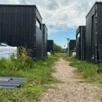 Zestien duurzame tiny houses in Andijk al bijna een jaar onbewoonbaar door stroomtekort en gebreken