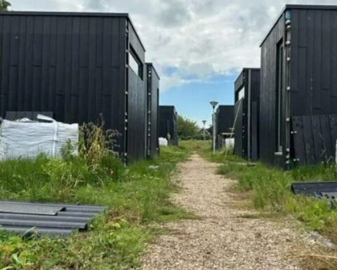 Zestien duurzame tiny houses in Andijk al bijna een jaar onbewoonbaar door stroomtekort en gebreken