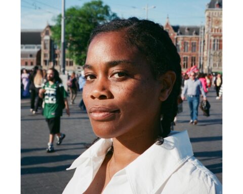 Zuid-Afrikaanse poëte Julia-Beth Harris vindt haar stem in de stilte van Nederlandse dorpen