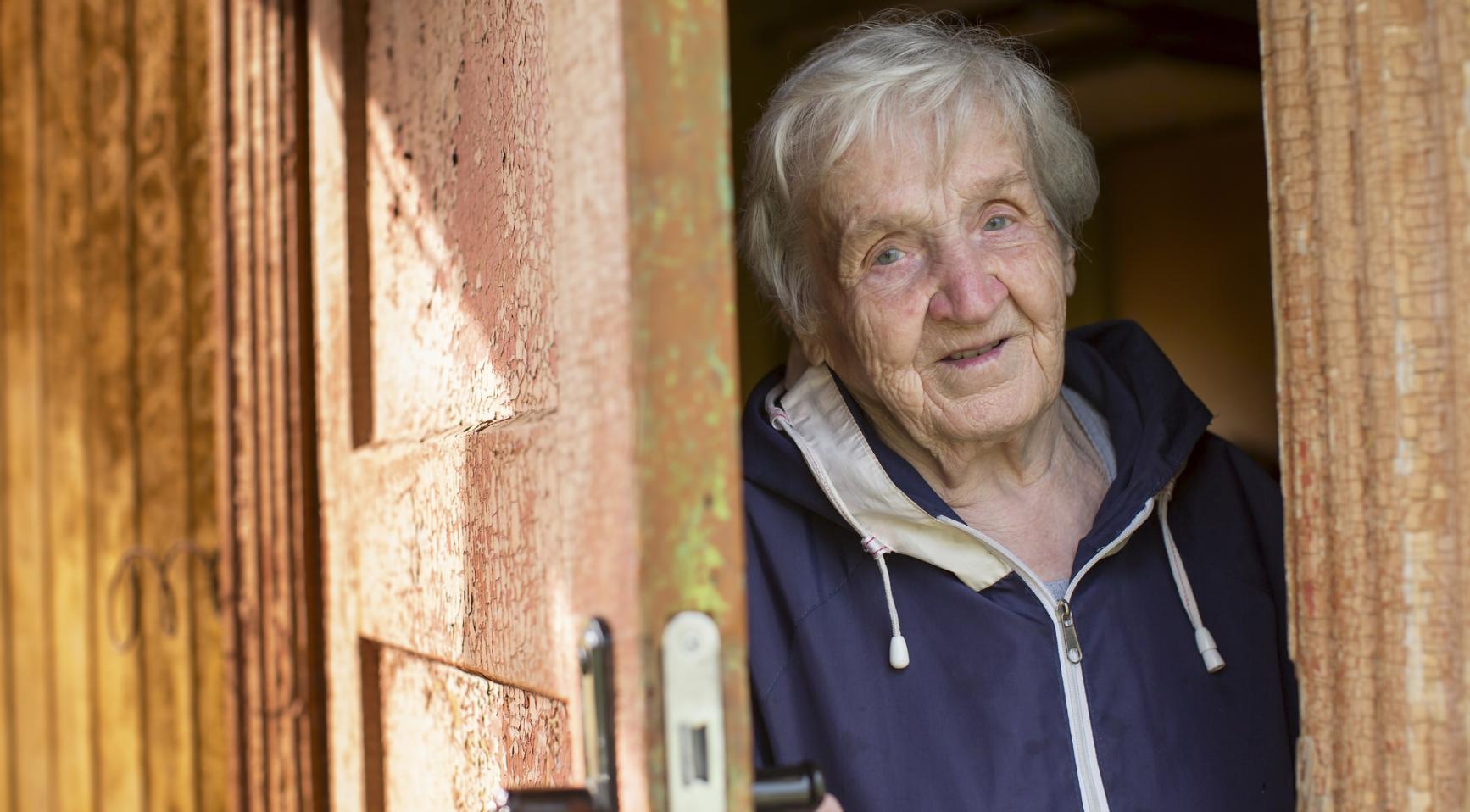 Zwakke mobiele signalen in grensgebieden maken noodknoppen voor ouderen onbetrouwbaar