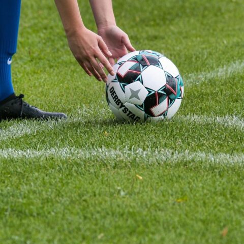 16-jarige scheidsrechter aangevallen tijdens voetbalwedstrijd in Geldrop; 19-jarige aangehouden