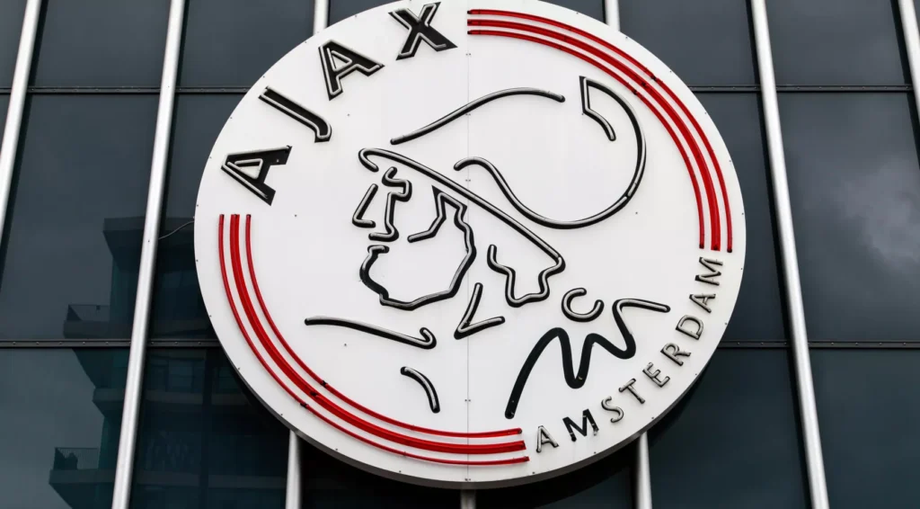 Ajax beëindigt winloze reeks met comebackoverwinning op FC Twente in Enschede