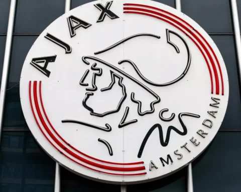 Ajax beëindigt winloze reeks met comebackoverwinning op FC Twente in Enschede