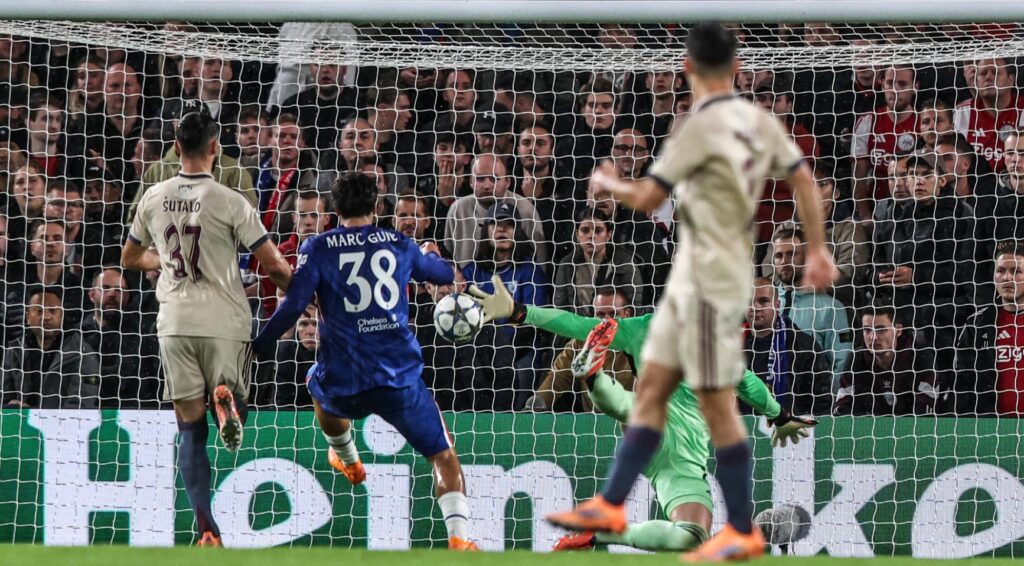 Ajax lijdt zware 5-1 nederlaag tegen Chelsea in de UEFA Champions League