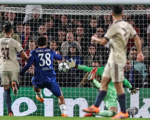 Ajax lijdt zware 5-1 nederlaag tegen Chelsea in de UEFA Champions League