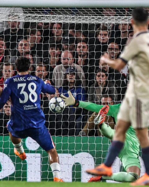 Ajax lijdt zware 5-1 nederlaag tegen Chelsea in de UEFA Champions League