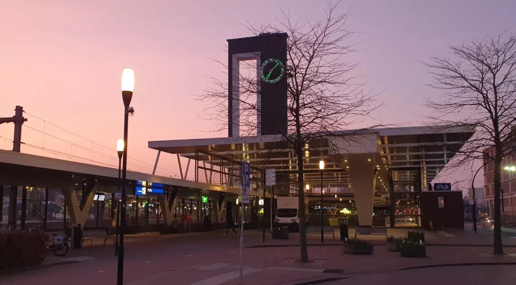 Almelo station staat in top drie van onveiligste stations in Nederland, gemeente onderneemt actie