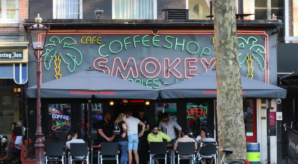 Amsterdam PvdA pleit voor verbod op internationale toeristen in coffeeshops in de Rosse Buurt