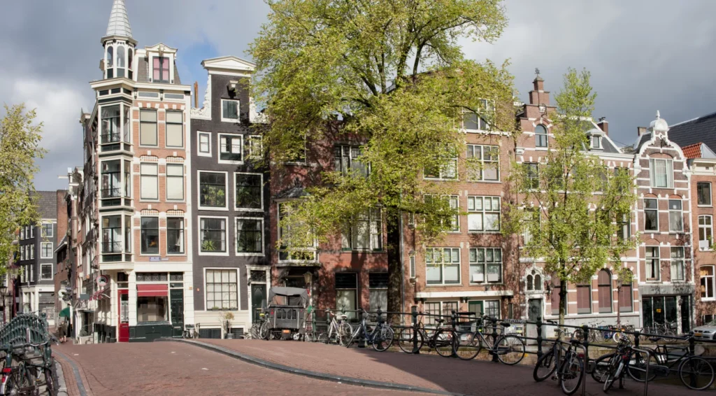 Amsterdam staat ontvangers van sociale uitkeringen toe tot €475 te houden van de huur van kamers