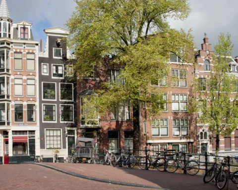Amsterdam staat ontvangers van sociale uitkeringen toe tot €475 te houden van de huur van kamers