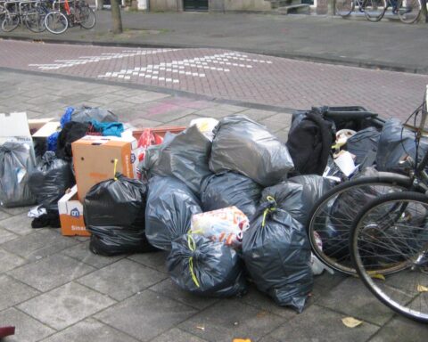 Amsterdam stopt met ophalen van losse vuilniszakken om zwerfvuil te bestrijden